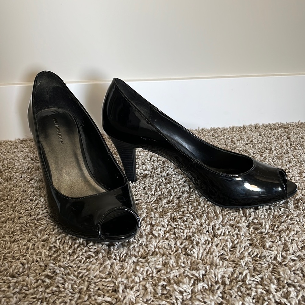 PREDICTIONS black patent heel with peekaboo toe